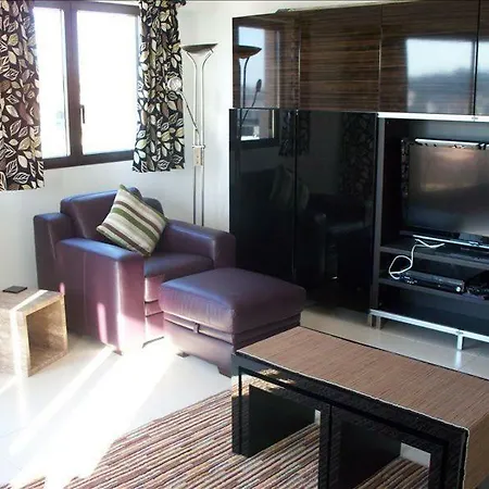 Lägenhet Modern, Spacious Three Bedroom