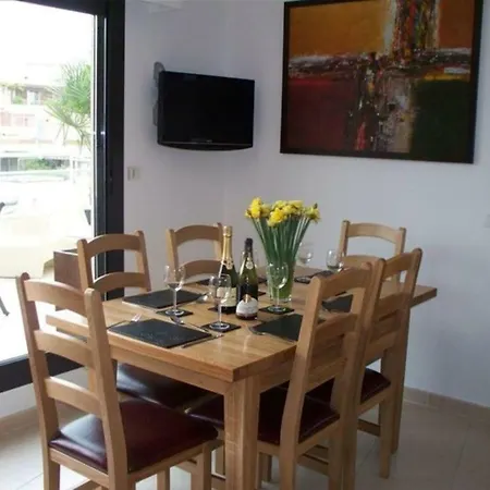 Modern, Spacious Three Bedroom Lägenhet